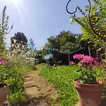 Modernes Zimmer am Park mit Garten, Hühner&Enten