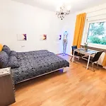 Modernes Zimmer Am Park Mit Garten, Huehner & Enten
